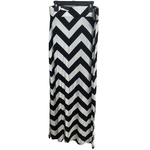 a.n.a NWT‎ Ziggy Chevron Maxi Skirt with slit, Size Small